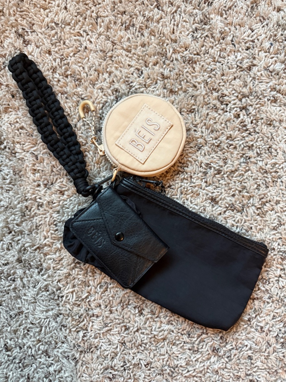 BÉIS Sport Wristlet
